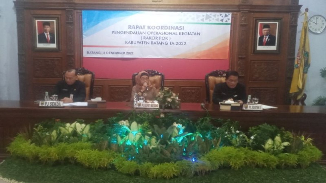 Penjabat Bupati Batang Lani Dwi rejeki (tengah) didampingi Penjabat Sekretaris Daerah Ari Yudianto (kiri) pada kegiaran rapat koordinasi pengendalian operasional kehiatan. (ANTARA/HO-Humas Kabupaten Batang)