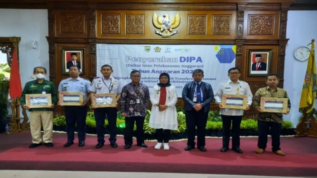 Penjabat Bupati Batang Lani Dwi Rejeki (tengah) bersama Kepala Kanwil Direktorat Jenderal Perbendaharaan (DJPb) Provinsi Jawa Tengah Taukhid berfoto bersama usai acara penyerahan DIPA di Batang, Rabu (14-12-2022). ANTARA/Kutnadi