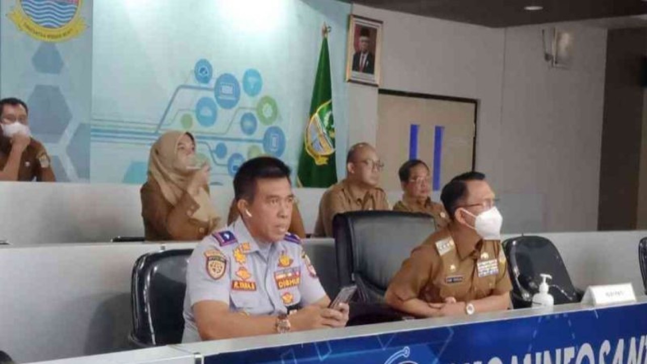 Penjabat Bupati Bekasi Dani Ramdan (kanan depan) mengikuti rapat koordinasi pengendalian inflasi daerah secara virtual bersama Kementerian Dalam Negeri di Command Center Diskominfosantik Kabupaten Bekasi pada Senin (5/12/2022). (ANTARA/Pradita Kurniawan Syah).