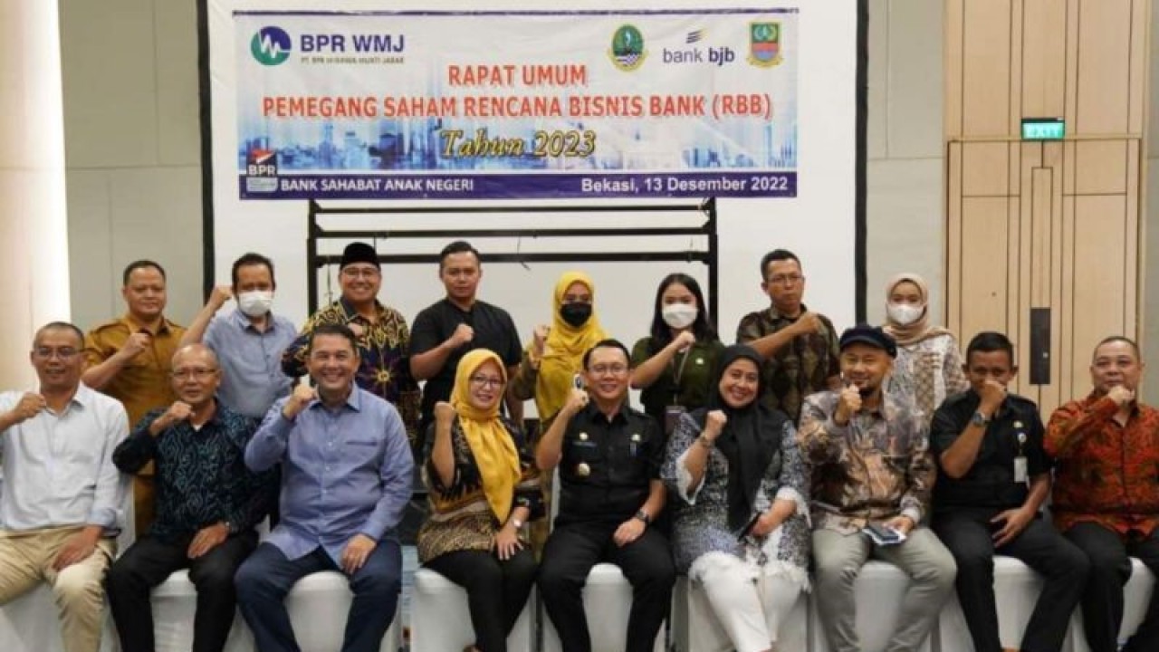 Penjabat Bupati Bekasi Dani Ramdan (tengah depan) menghadiri Rapat Umum Pemegang Saham Luar Biasa PT BPR Wibawa Mukti Jabar di Convention Hall Hotel Harris Kota Bekasi, Selasa (13/12/2022). (ANTARA/Pradita Kurniawan Syah).