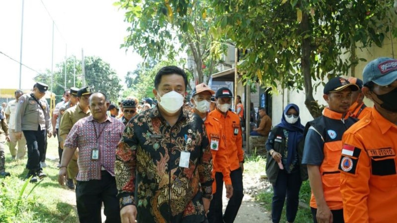 Sekretaris Daerah Kabupaten Bekasi Dedy Supriyadi meninjau program padat karya di Desa Sukadami, Kecamatan Cikarang Selatan, Jumat. (ANTARA/Pradita Kurniawan Syah).