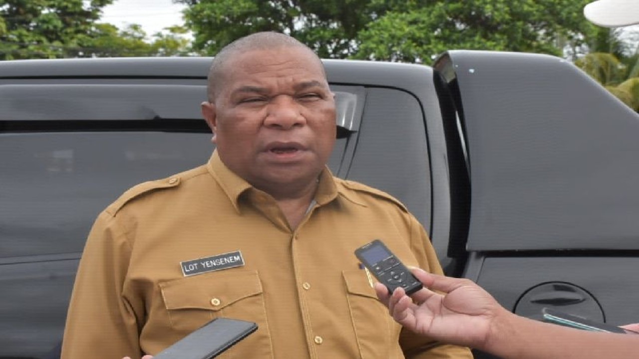 Asisten II Sekda Biak Lot Jensenem menyampaikan hasil upaya perdamaian warga kampung Suwaipak dan Ampobukotor distrik Swandiwe, Selasa (13/12/2022). ANTARA/Muhsidin