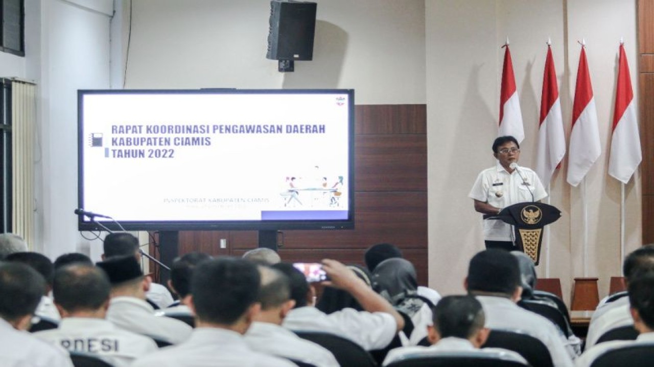 Bupati Ciamis Herdiat Sunarya memberikan sambutan saat membuka Rapat Koordinasi Pengawasan Daerah Kabupaten Ciamis tahun 2022 di Aula Setda Kabupaten Ciamis, Jawa Barat, Rabu (21/12/2022). (ANTARA/HO-Humas Pemkab Ciamis)