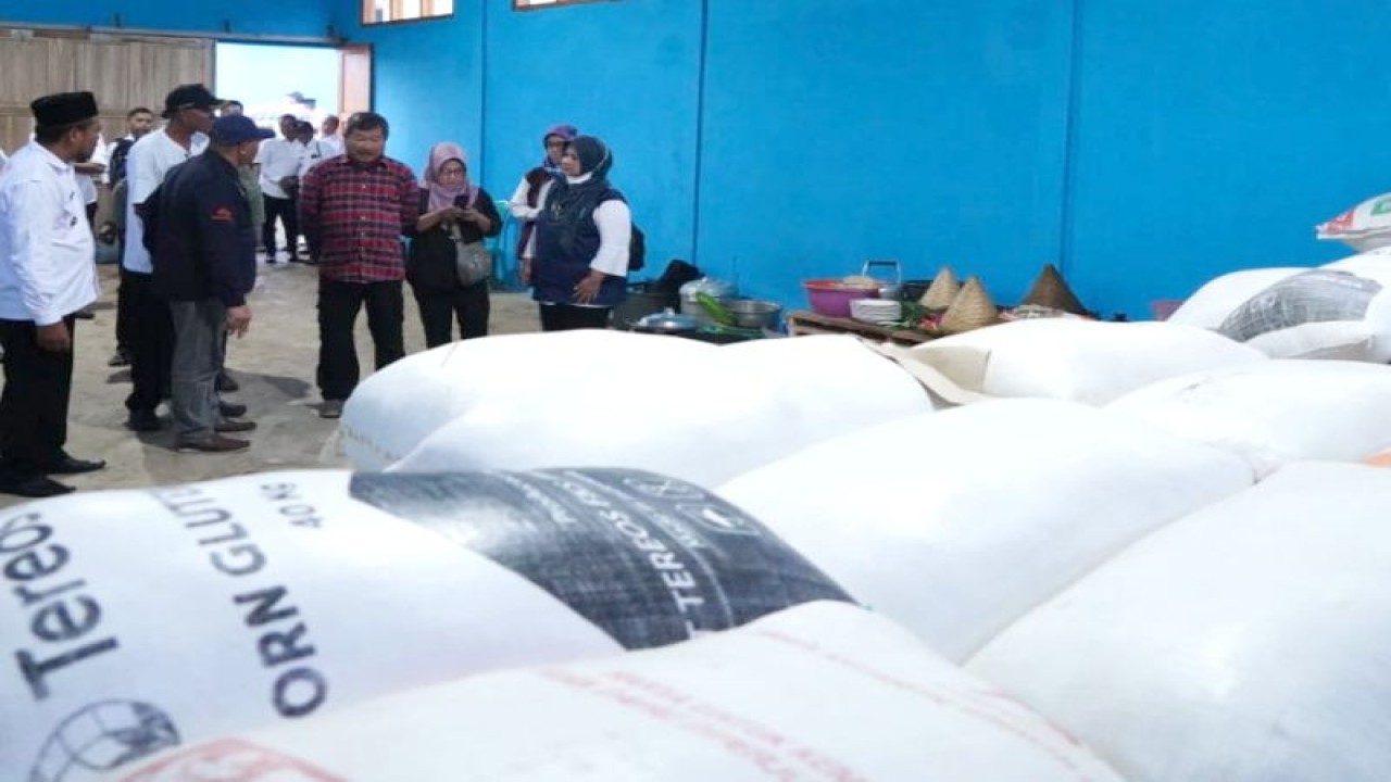 Bupati Garut Rudy Gunawan bersama jajarannya meninjau ketersediaan beras di Lumbung Pangan di Kabupaten Garut, Jawa Barat. (ANTARA/HO-Diskominfo Garut)