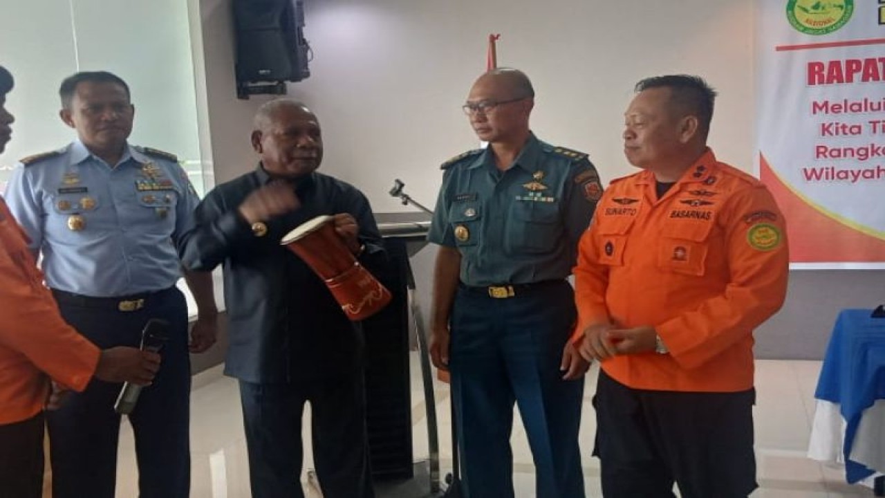 Bupati Jayapura Mathius Awoitauw (tengah) saat memukul tifa sebagai tanda pembukaan rapat koordinasi SAR di Sentani, Rabu (7/12/2022). (ANTARA/HO-Humas Pemkab Jayapura)