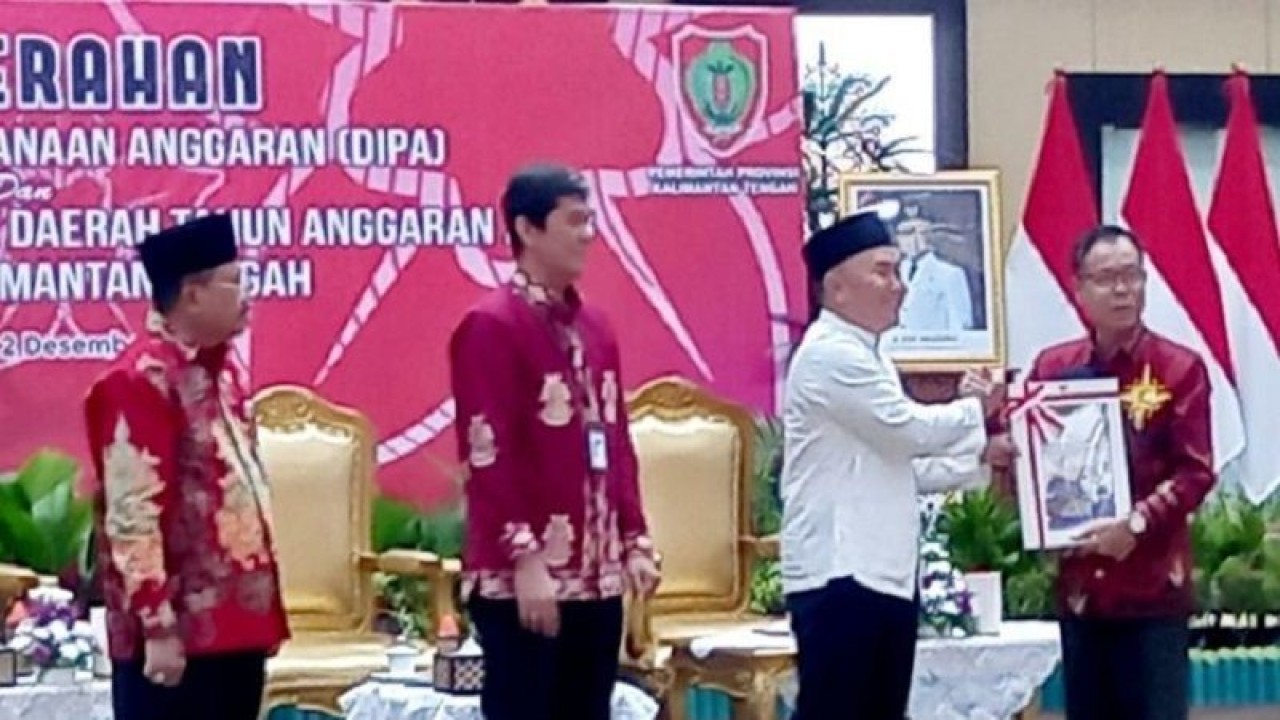 Bupati Katingan Sakariyas (kanan) menerima secara simbolis dana TKD dari Gubernur Kalteng Sugianto Sabran di Aula Jayang Tingang lantai II Kantor Gubernur Kalteng di Palangka Raya, Kalteng. ANTARA/Fernando Rajagukguk