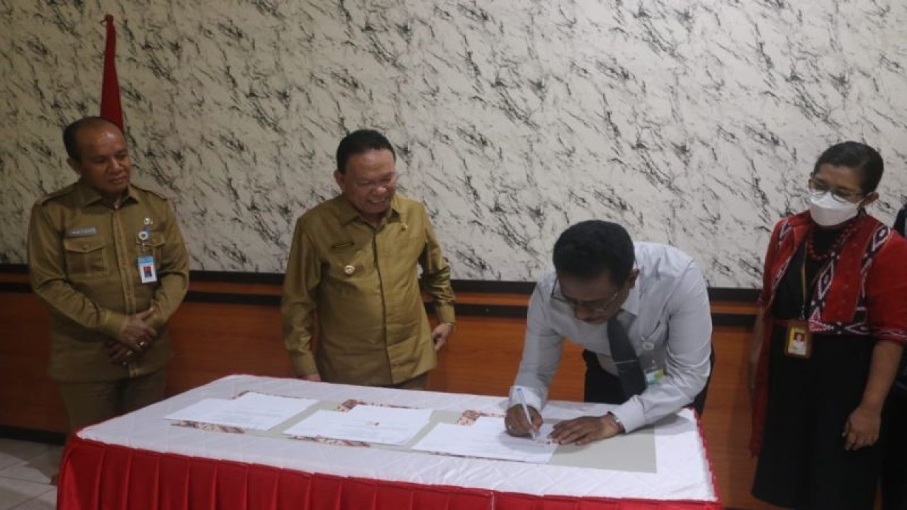 Rektor Undana Dr. drh Maxs Sanam (ketiga dari kiri) saat menandatangani nota kesepahaman bersama (Mou) dengan Bupati Kupang Provinsi Nusa Tenggara Timur Korinus Masneno (kedua dari Kiri) guna menyukseskan program Merdeka Belajar Kampus Merdeka (MBKM). (ANTARA/HO-Prokompim setda Kabupaten Kupang)
