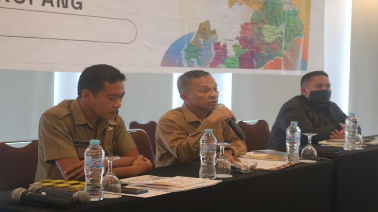 Staf Ahli Bupati Kupang Provinsi Nusa Tenggara Timur Pandapotan Sialagan (tengah) saat membuka Seminar akhir Rencana Pembangunan dan Pengembangan Perumahan dan Kawasan Permukiman (RP3KP) . (ANTARA/HO-Prokompim setda Kabupaten Kupang)