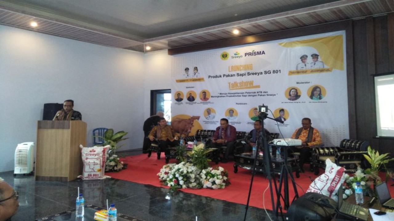 Acara peluncuran pakan ternak konsentrat kolaborasi Unram dengan PT Sreeya dan Prisma di Desa Pengengat, Kecamatan Pujut, Kabupaten Lombok Tengah, NTB, Selasa (6/12/2022) (ANTARA/Akhyar)