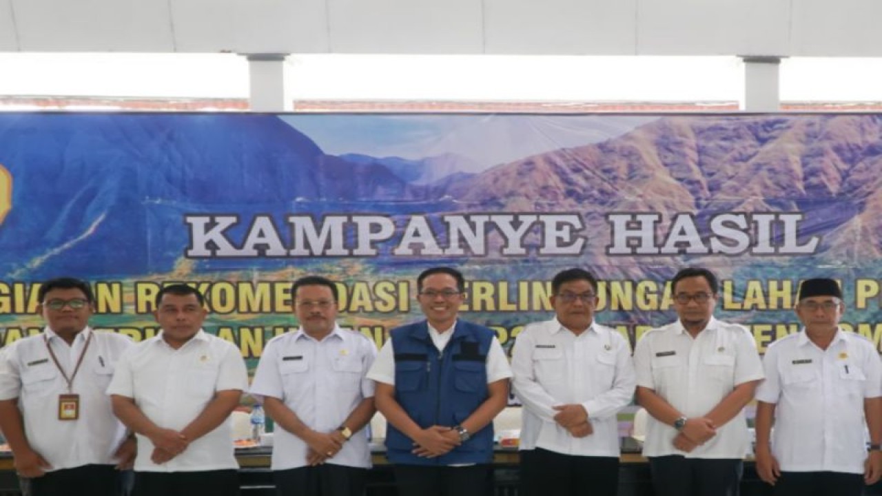 Foto bersama Sekda Lombok Timur, NTB, M Taufik Juaini (tengah) saat acara Kampanye Hasil Kegiatan Rekomendasi Lahan Pertanian Pangan Berkelanjutan (RPLP2B) 2022. (ANTARA/Humas Pemkab Lombok Timur)