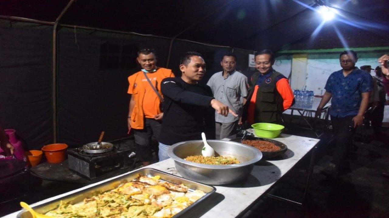 Bupati Lumajang Thoriqul Haq meninjau dapur umum di Balai Penyuluhan Pertanian, Kecamatan Pronojiwo, Kabupaten Lumajang, Selasa (6/12/2022) malam. (ANTARA/HO-Diskominfo Lumajang)