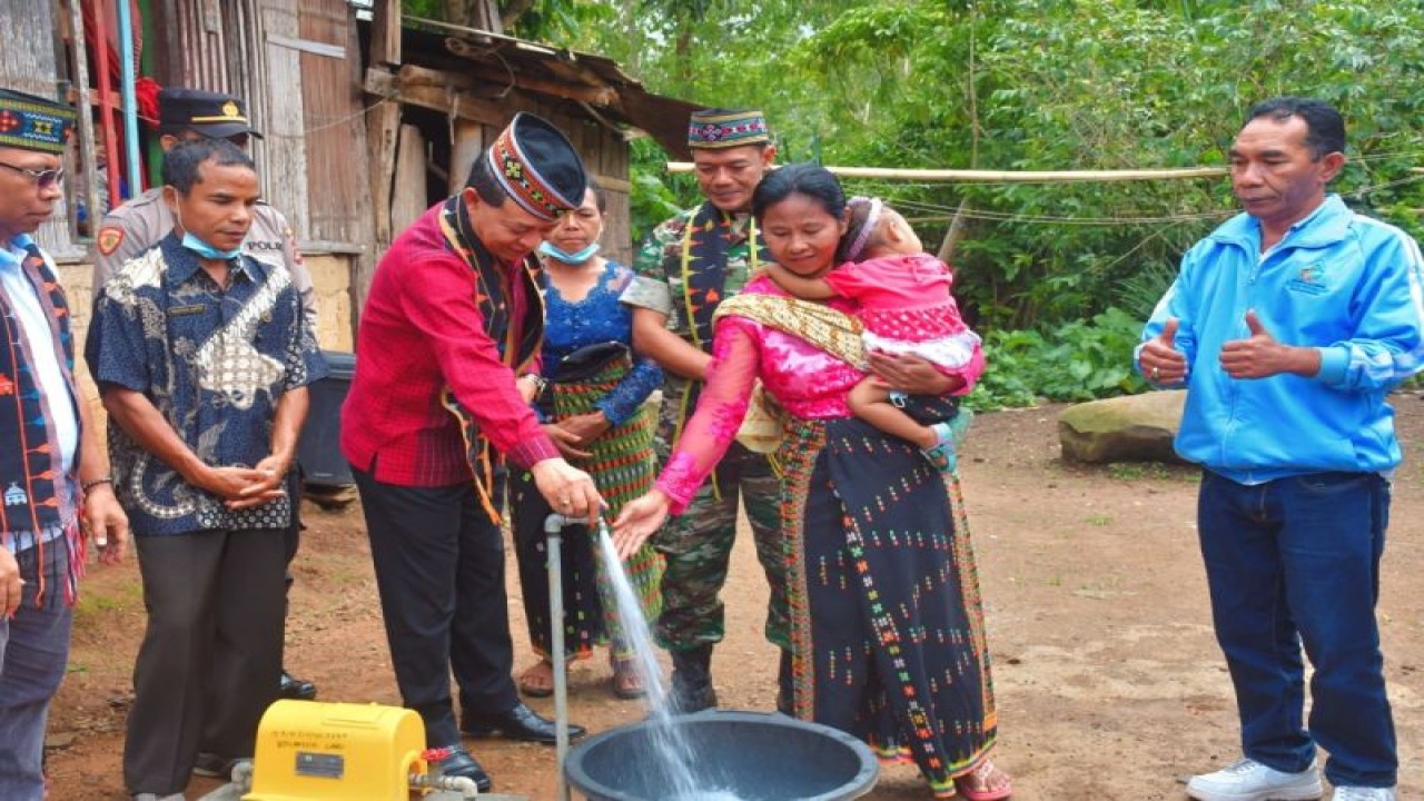 Wakil Bupati Manggarai Provinsi Nusa Tenggara Timur Heribertus Ngabut (ketiga dari kiri) secara simbolis membuka keran air sebagai tanda pengresmian program hibah air minum perkotaan bagi tiga desa di Kecamatan Wae Ri'i. (ANTARA/HO-Prokompim Setda Kabupaten Manggarai)