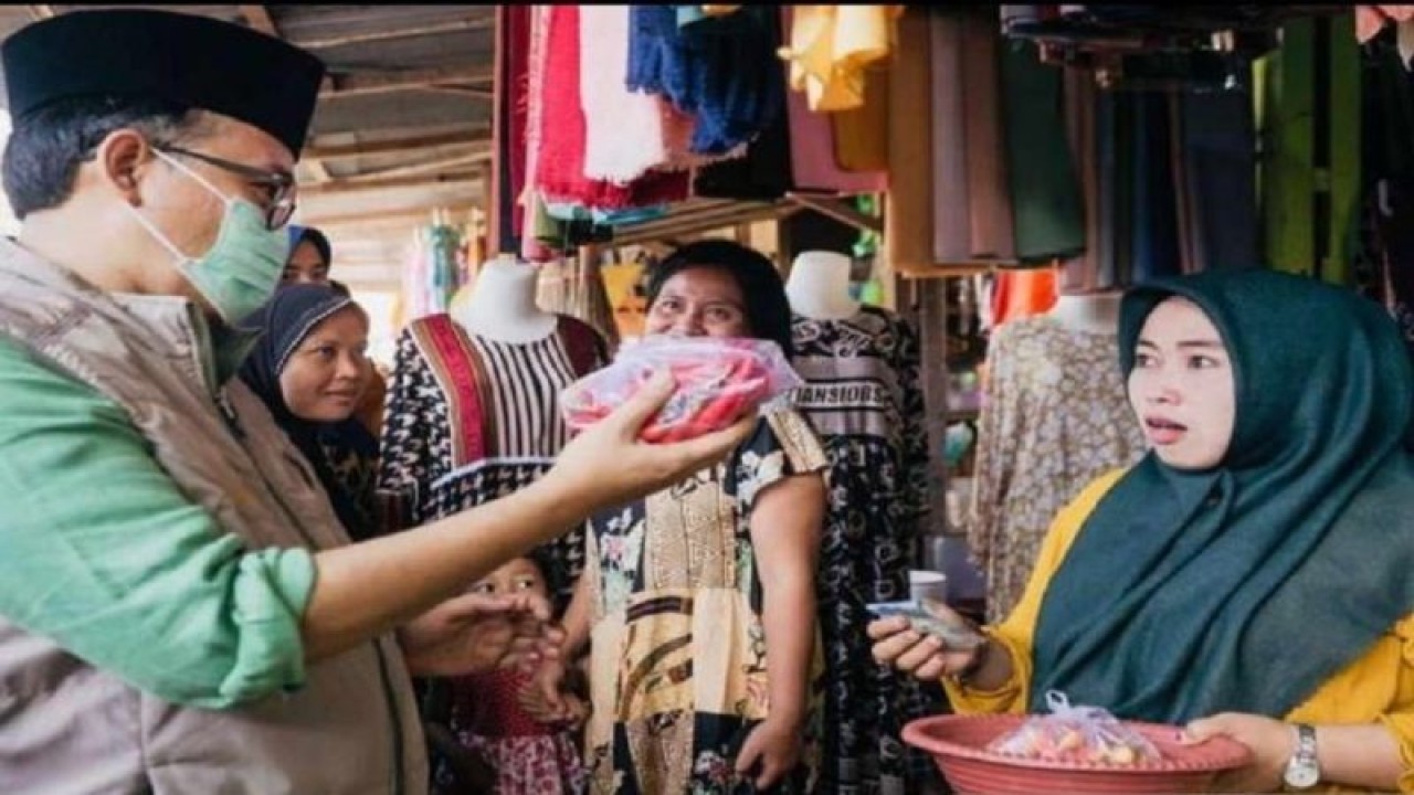 Bupati Pamekasan Baddrut Tamam berdialog dengan pedagang pasar tradisional saat memantau harga kebutuhan bahan pokok pada momentum peringatan hari-hari keagamaan di Pamekasan. (ANTARA/HO-Kominfo Pamekasan)