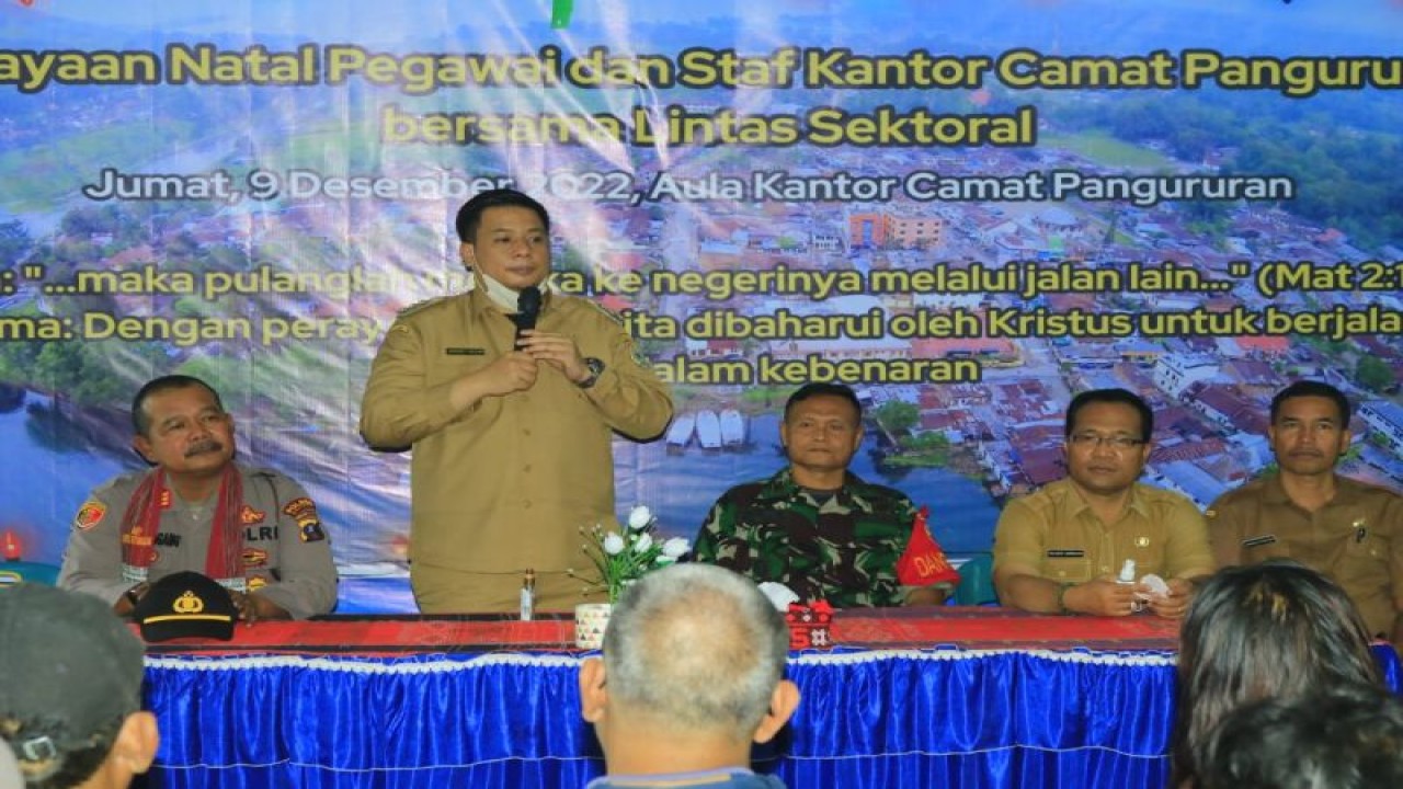 Bupati Samosir Vandiko Gultom pada acara penyerahan bantuan kepada masyarakat penerima bantuan dampak inflasi kenaikan bahan bakar minyak (BBM) (ANTARA/HO)