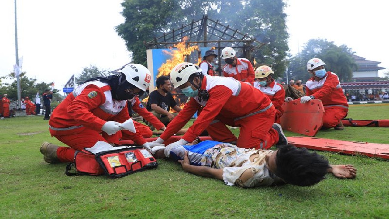 Simulasi penanganan darurat kebakaran oleh relawan PMI DIY pada Apel Gelar Pasukan relawan di Lapangan Paseban Kabupaten Bantul, Daerah Istimewa Yogyakarta, Senin (26/12/2022).(ANTARA/HO-Humas Pemkab Bantul)