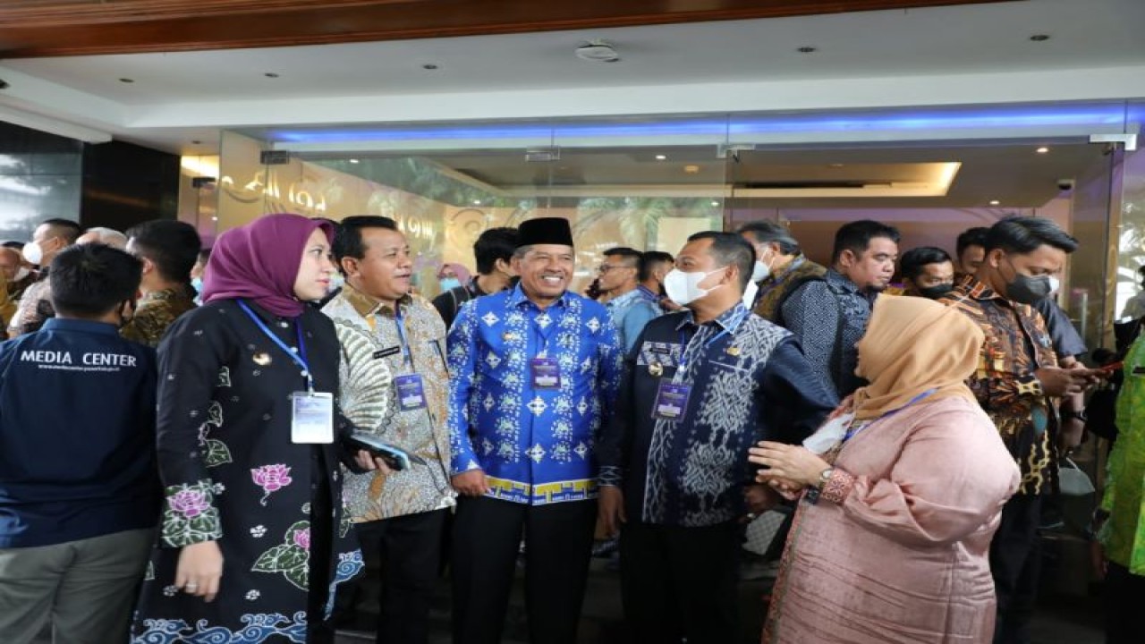 Bupati Siak, Alfedri (baju biru) saat menghadiri Rakornas Percepatan dan Perluasan Digitalisasi Daerah Tahun 2022 bersama Bupati dan Walikota dan Gubernur se-Indonesia di Jakarta, Selasa.(ANTARA/HO-Pemkab Siak)