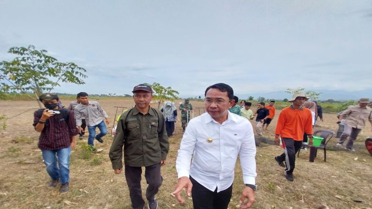 Bupati Sigi Mohamad Irwan (kanan), yang didampingi Kepala Dinas TPHP Kabupaten Sigi Rahmad Iqbal Nurkhalis usai penyerahan bantuan alat mesin pertanian dan penanaman jagung di Sigi, Sulteng, Jumat (30/12/2022). ANTARA/Muhammad Hajiji