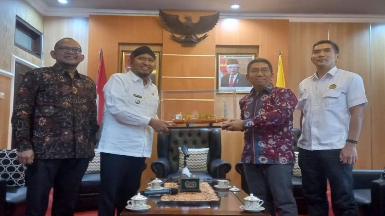 Bupati Sumenep Achmad Fauzi (kedua dari kiri) menerima miniatur Facility Processing Unit (FPU) Trunojoyo 1 Lapangan MDA-MBH dari pimpinan perusahaan Husky-CNOOC Madura Limited (HCML) di rumah dinas Bupati Sumenep, Rabu (14/12/2022). ANTARA/HO-HCML.