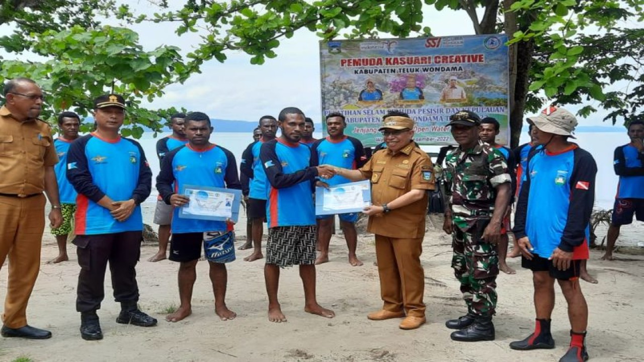 Bupati Teluk Wondama Hendrik Mambor memberikan kartu peserta pelatihan dasar menyelam yang diselenggarakan oleh Pemuda Kasuari Creative (PKC) Teluk Wondama. (ANTARA/HO-Zack Tonu B)
