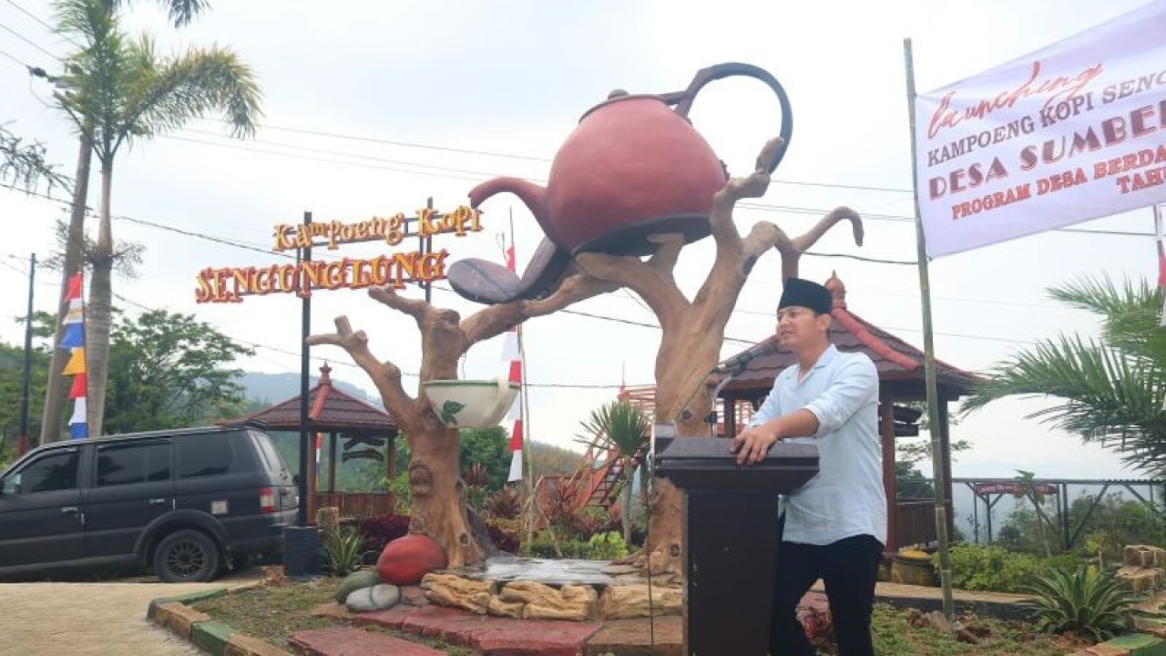 Bupati Trenggalek Mochamad Nur Arifin saat berfoto di depan kampung kopi Sengunglung di Desa Sumberbening Trenggalek, Jawa Timur. ANTARA/HO - Humas Pemkab Trenggalek