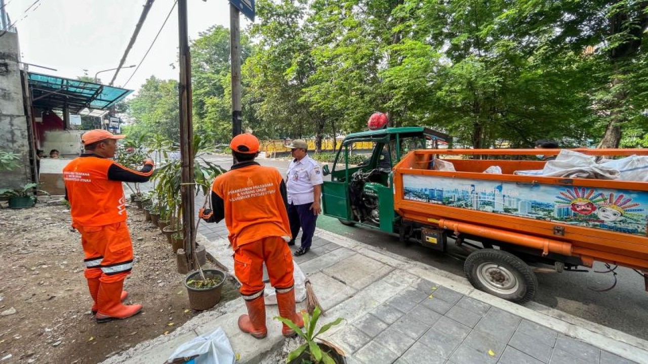 Pemerintah Kota (Pemkot) Administrasi Jakarta Pusat melakukan penataan wilayah menjadi kawasan unggulan di Jalan Cideng Timur RT 06/04, Kecamatan Gambir, Jakarta Pusat, Rabu (7/12/2022). (ANTARA/Ulfa Jainita)