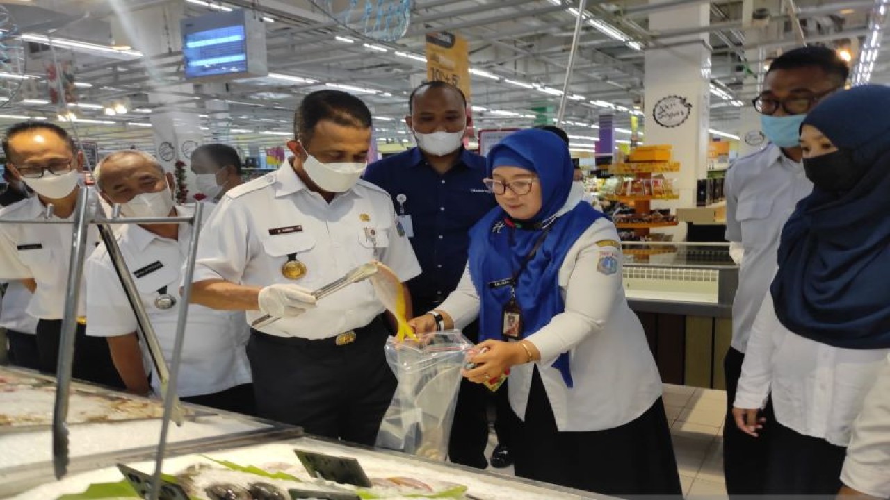 Pemkot Jakarta Timur melakukan sidak ketahanan pangan di Duren Sawit, Jakarta, Rabu (21/12/2022). ANTARA/HO-Kominfotik Jakarta Timur