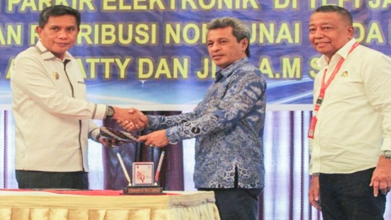 Pemerintah Kota (Pemkot) Ambon dan Bank Maluku melakukan penandatanganan perjanjian kerjasama pembayaran retribusi parkir elektronik, guna meningkatkan Pendapatan Asli Daerah. ANTARA/Penina F Mayaut.