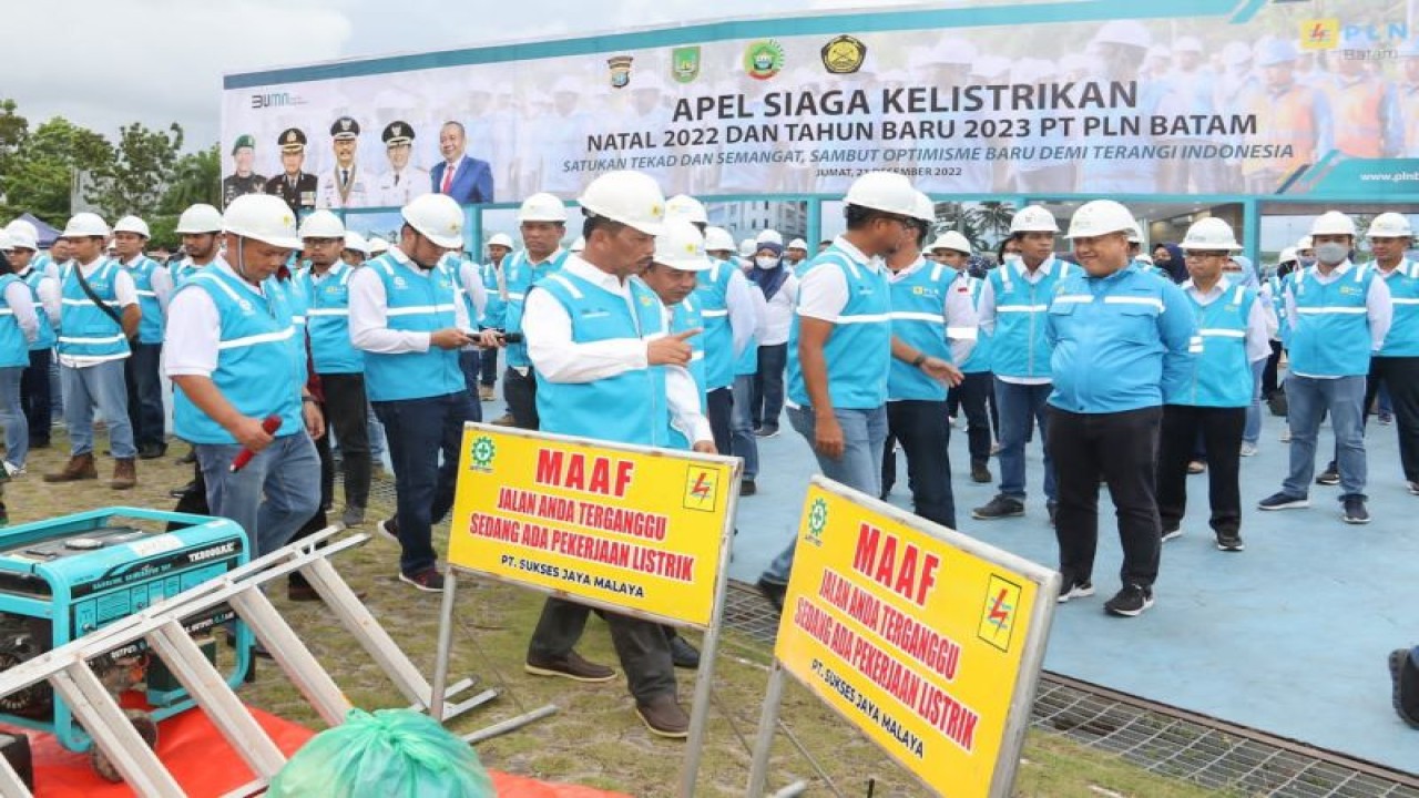 Pemkot Batam, Provinsi Kepri, melaksanakan upacara apel siaga & gelar pasukan pengamanan sistem kelistrikan Natal 2022 dan Tahun Baru 2023 di Dataran Engku Putri, Sabtu (24/12/2022) (FOTO ANTARA/HO-Pemkot Batam)