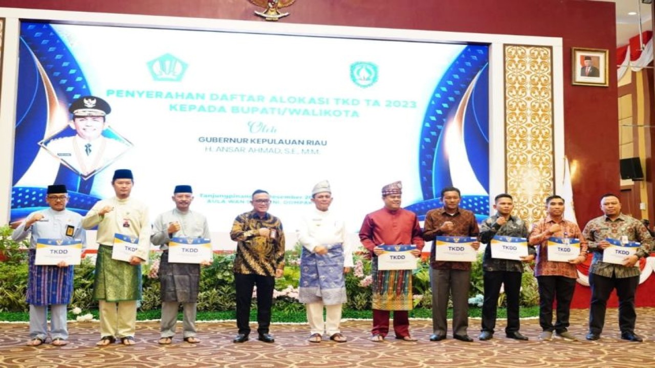 Sekretaris Daerah Kota Batam Jefridin Hamid (paling kiri) usai menerima secara simbolis Daftar Isian Pelaksanaan Anggaran (DIPA) dan Buku Alokasi TKD 2023 di Dompak, Tanjungpinang, Kepri, Jumat (16/12/2022). ANTARA/HO-Humas Pemkot Batam