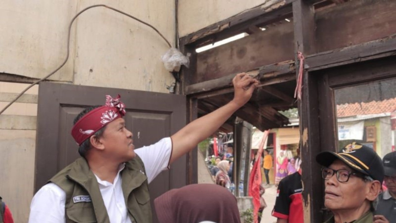 Pelaksana tugas Wali Kota Bekasi Tri Adhianto meninjau rumah penerima manfaat bantuan program rumah tidak layak huni di Kelurahan Jati Rahayu, Kecamatan Pondok Melati, Minggu. (ANTARA/Pradita Kurniawan Syah).