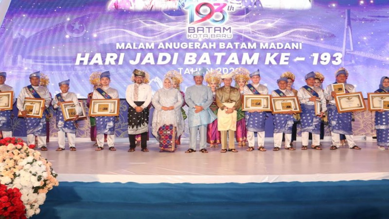 Pemkot Batam, Provinsi Kepri, Senin (19/12/2022) di Batam memberikan anugerah Batam Madani pada 13 tokoh masyarakat dalam peringatan Hari Jadi Batam ke-193 (FOTO ANTARA/HO-Pemkot Batam)