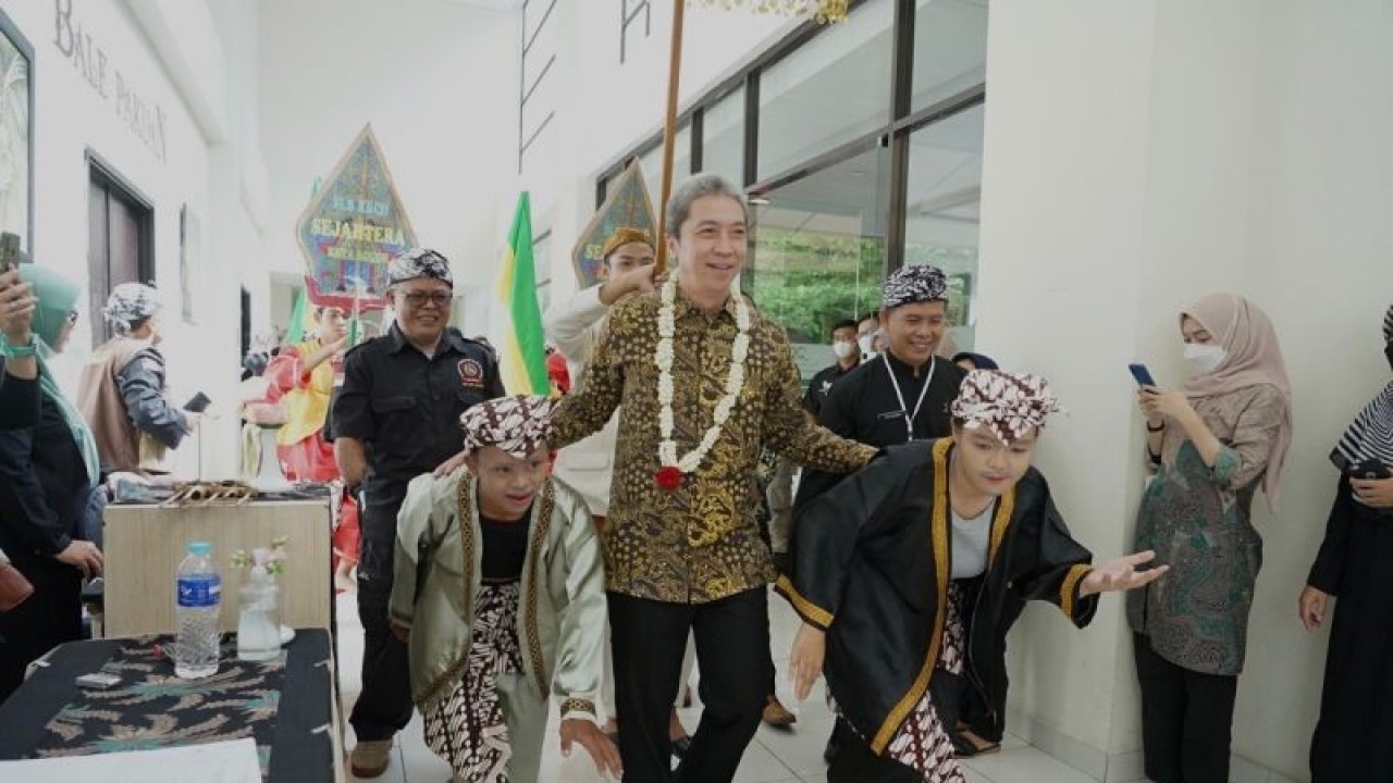 Wakil Wali Kota Bogor, Dedie A. Rachim (keempat dari kanan, depan, pakai kalung bunga) saat membuka Peringatan Hari Disabilitas Internasional Tahun 2022 di Hotel Pajajaran Suites, Bogor Nirwana Residence (BNR), Sabtu (3/12/2022). (ANTARA/HO/Pemkot Bogor)