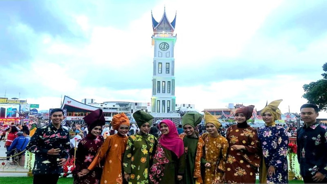 Perempuan dan anak sedang berada di Taman Jam Gadang Kota Bukittinggi. Pemkot setempat menggelar "Roadshow Lindungi Perempuan" dalam rangka menyambut Hari Ibu 2022. Antara/Alfatah.