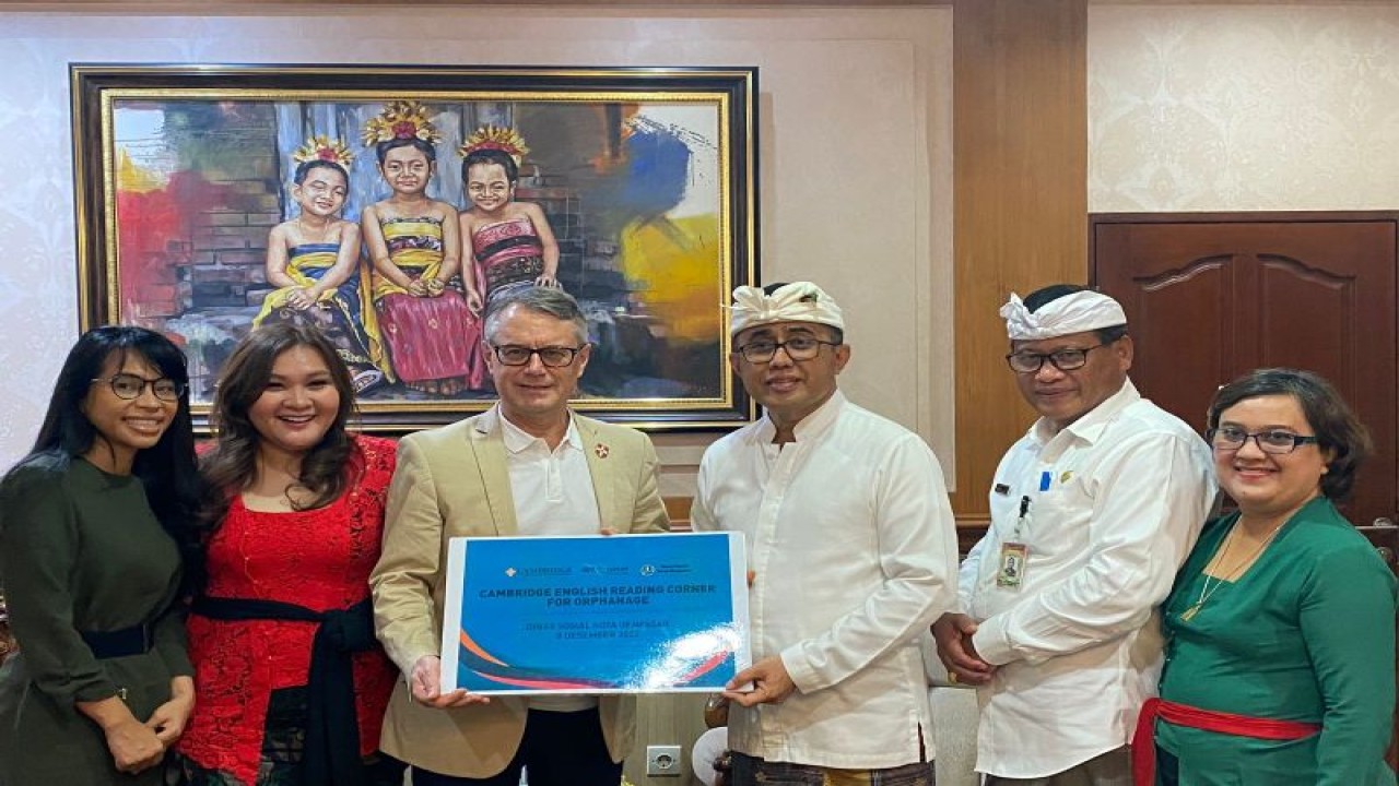 Wali Kota Denpasar IGN Jaya Negara didampingi Kepala Dinsos Kota Denpasar I Gusti Ayu Laxmy Saraswati saat menerima rombongan Cambridge University Pers And Assessment di Denpasar, Kamis (8/12/2022). ANTARA/HO-Pemkot Denpasar.