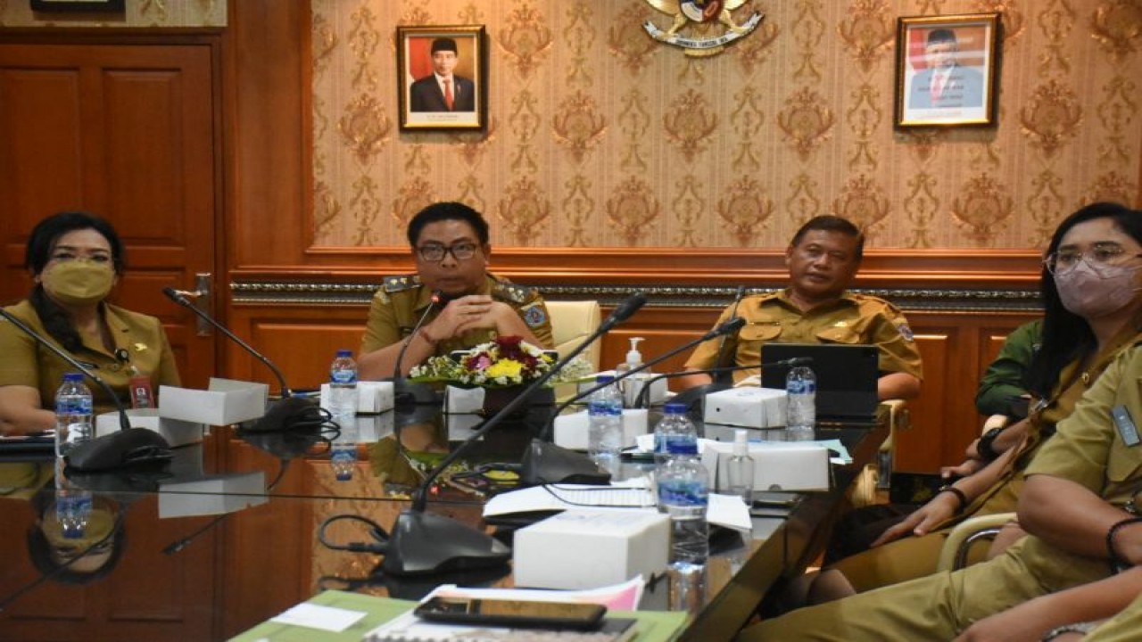 Wakil Wali Kota Denpasar Kadek Agus Arya Wibawa didampingi Sekda Kota Denpasar IB Alit Wiradana dan kepala OPD terkait saat rapat virtual koordinasi pengendalian inflasi daerah dengan Kemendagri di Denpasar, Bali, Senin (12/12/2022). ANTARA/HO-Pemkot Denpasar