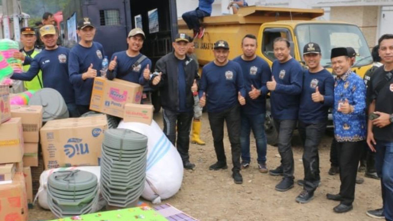 Pemkot Jakarta Timur menyerahkan bantuan bagi korban bencana gempa bumi di Cianjur, Jawa Barat, Senin (19/12/2022). ANTARA/HO-Kominfotik Jakarta Timur