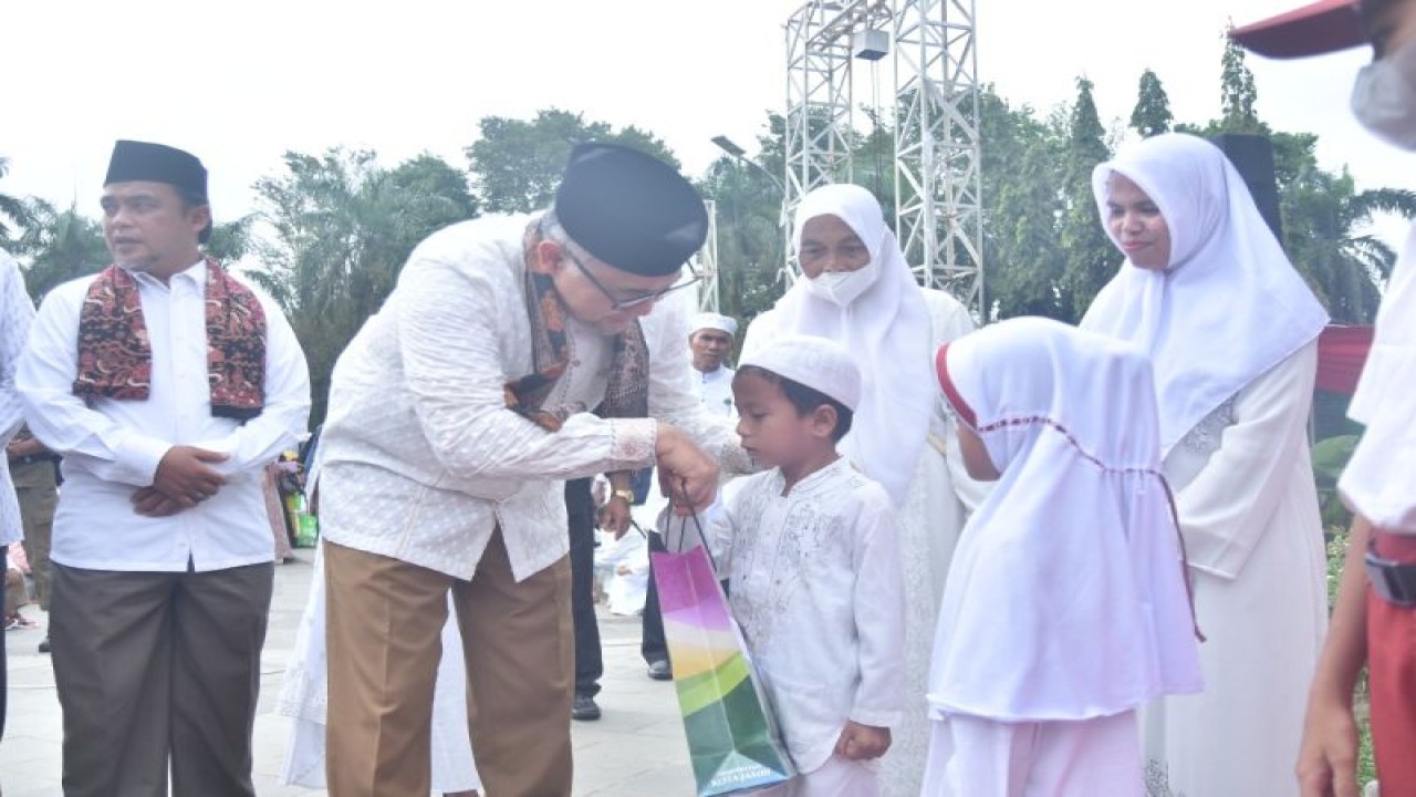 Pemkot Jambi kembali mewisuda penghafal Alquran di daerah itu sebagai upaya memberantas buta aksara Al-Qur'an dan mencetak 10 ribu hafiz Qur'an, Jumat (23/13). (ANTARA/HO/Diskominfo Kota Jambi)