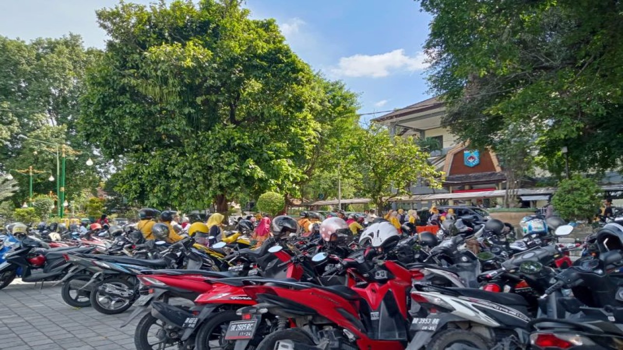 Ilustrasi: parkir merupakan salah satu sumber pendapatan daerah baik dari pajak maupun retribusi di Kota Mataram, Provinsi Nusa Tenggara Barat. (Foto: ANTARA/Nirkomala)