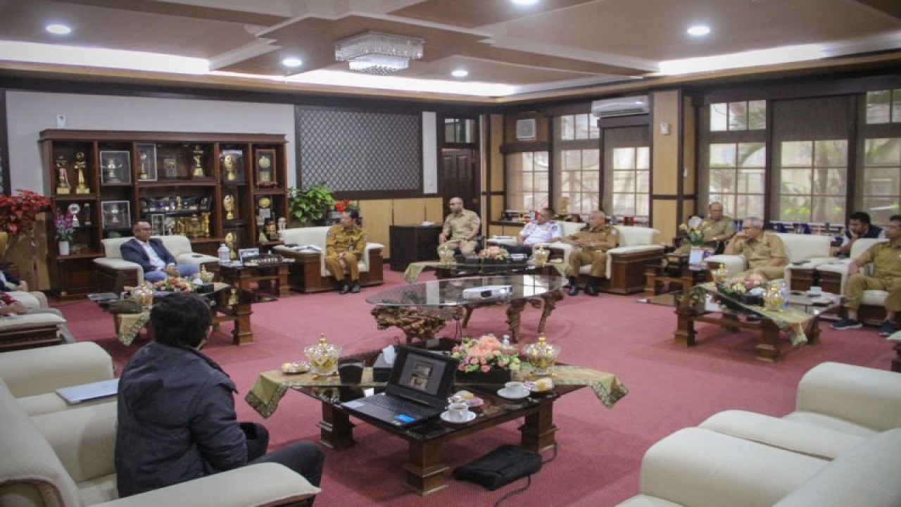 Pertemuan jajaran Pemerintah Kota Mataram dengan Direktur Operasi Angkasa Pura Property Renny Soviahani di ruang tamu Wali Kota Mataram, di Mataram, Selasa (27/12-2022). (Foto: ANTARA/Diskominfo)