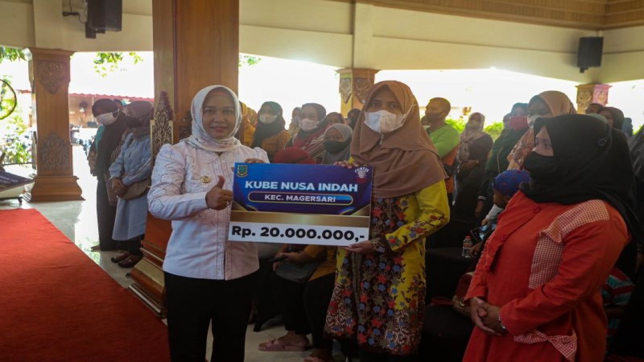 Wali Kota Mojokerto Ika Puspitasari menyalurkan bantuan modal usaha kepada kelompok usaha bersama (Kube) di kota setempat sebagai upaya untuk meningkatkan perekonomian. (ANTARA/HO Pemkot Mojokerto)