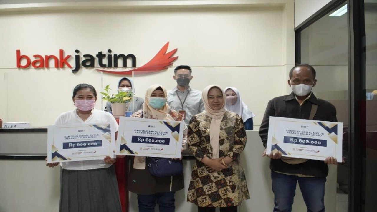 Wali Kota Mojokerto Ika Puspitasari menyalurkan bantuan sosial dampak kenaikan BBM kepada pelaku usaha mikro di kota setempat. ANTARA/HO Pemkot Mojokerto