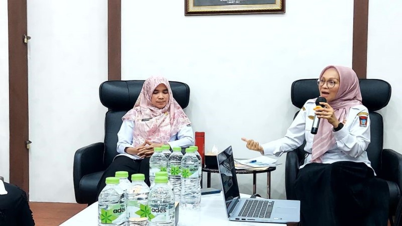Asisten III Pemkot Padang Corri Saidan (kanan) menyampaikan pemaparan soal perkembangan Reformasi Birokrasi di Padang, Rabu(7/12/2022) ANTARA/Ikhwan Wahyudi