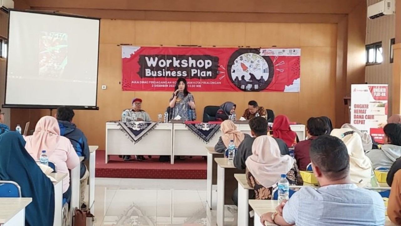 Dinas Perdagangan, Koperasi, dan UKM Kota Pekalongan menyelenggarakan kegiatan pelatihan tentang perencanaan pengetahuan bisnis pada para milenial. (ANTARA/HO-Humas Kota Pekalongan)