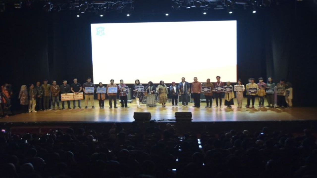 Pemberian penghargaan dihadiri langsung oleh Wali Kota Surabaya Eri Cahyadi beserta Ketua TP PKK Surabaya Rini Indriyani di awarding night dalam acara Creative Community Day 2022 di Surabaya Minggu (18/12/2022) malam.  (ANTARA/HO-Diskominfo Surabaya)