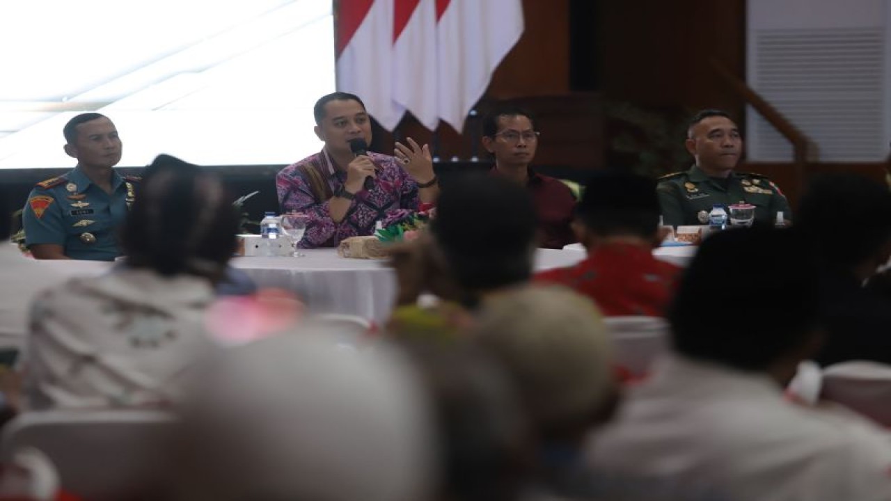 Wali Kota Surabaya Eri Cahyadi saat rapat dengan Forum Komunikasi Pimpinan Daerah (Forkopimda) di Kota Surabaya beberapa hari lalu. (FOTO ANTARA/HO-Diskominfo Surabaya)