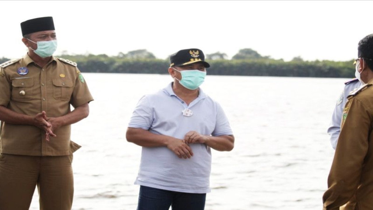 Dokumentasi - Gubernur Kalteng Sugianto Sabran berbincang dengan jajaran di kawasan pesisir Kabupaten Sukamara beberapa waktu lalu. (ANTARA/HO-Diskominfosantik Kalteng)