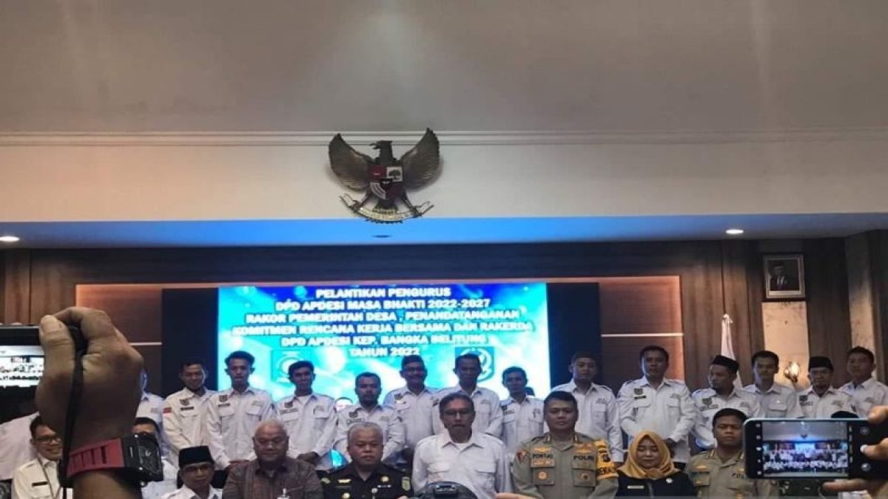 Penjabat Gubernur Kepulauan Babel Ridwan Djamaluddin saat mengukuhkan Dewan Pengurus Daerah (DPD) APDESI Babel masa bakti 2022-2027 di Pangkalpinang, Senin. ANTARA (Aprionis)