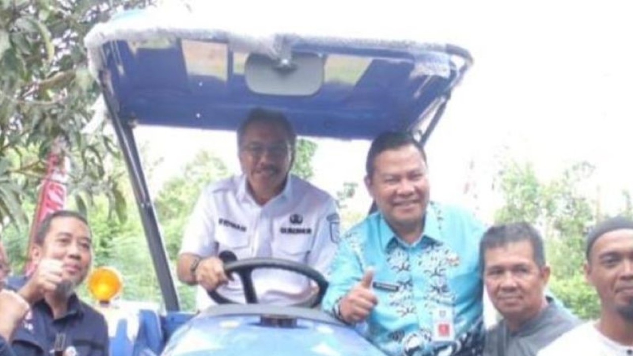 Penjabat Gubernur Kepulauan Babel Ridwan Djamaluddin saat mengujicoba bantuan traktor yang diserahkan kepada petani Desa Rias Kabupaten Bangka Selatan. (Diskominfo Babel)