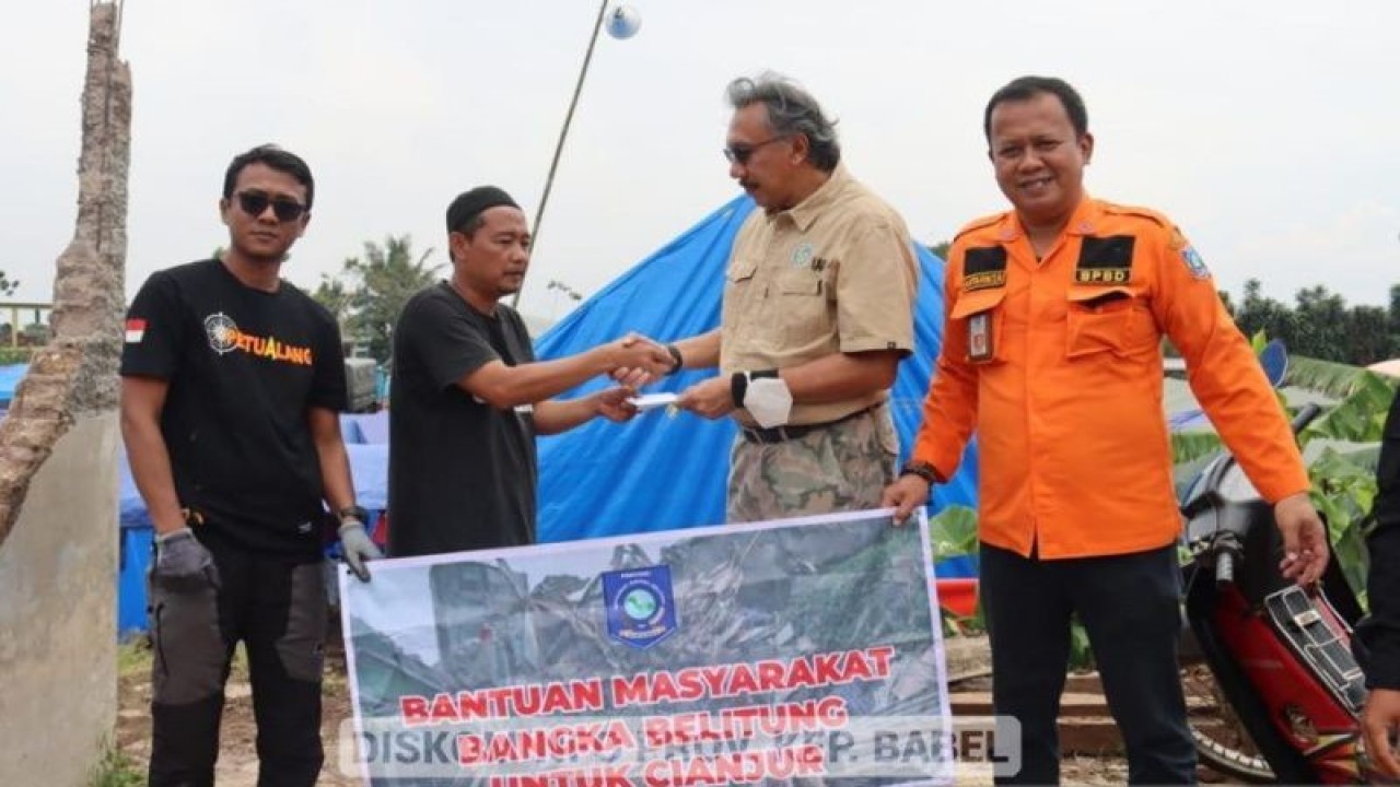 Penjabat Gubernur Babel Ridwan Djamaluddin (dua dari kanan) menemui relawan dan warga korban bencana gempa bumi di Cianjur, Jawa Barat. (ANTARA/HO-Diskominfo Provinsi Bangka Belitung.)