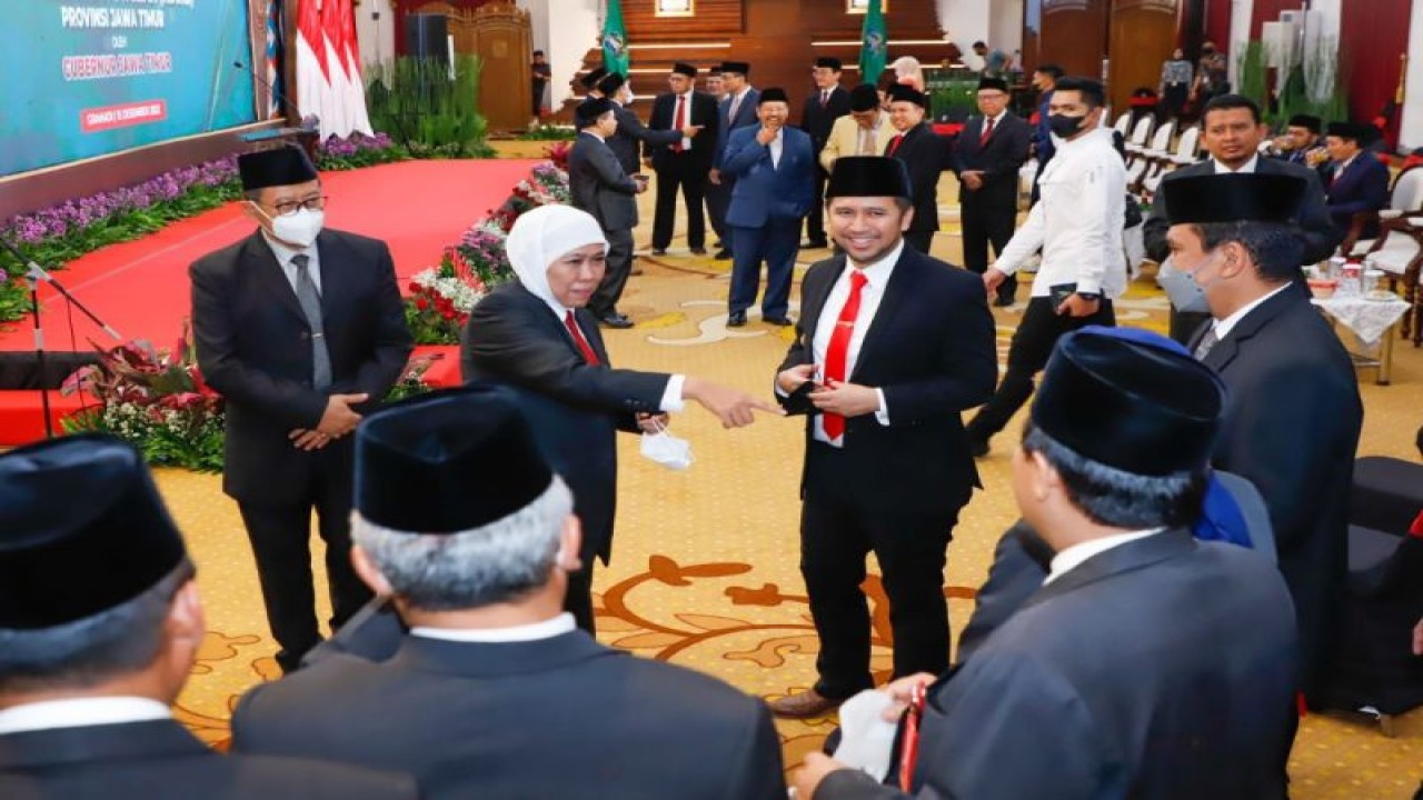 Gubernur Jatim Khofifah Indar Parawansa bersama Wagub Emil Elestianto Dardak (tengah) memberi pengarahan usai pengukuhan KDEKS di Surabaya, Kamis (15/12/2022). (ANTARA/HO-Biro Adpim Jatim)